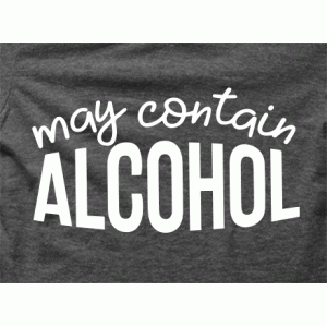 Camiseta Puede-contener-alcohol-detalle