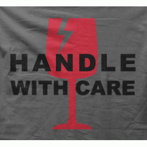 Camiseta handle with care-detalle