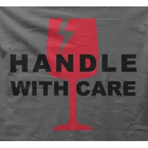 Camiseta handle with care-detalle
