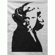 Camiseta tia con pistola-detalle