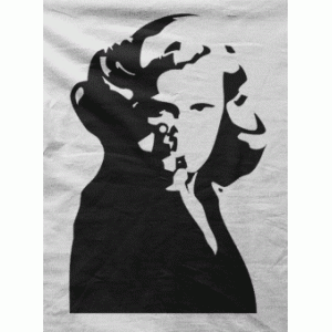 Camiseta tia con pistola-detalle