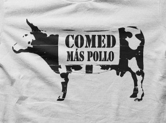 Camiseta Comed mas pollo-detalle