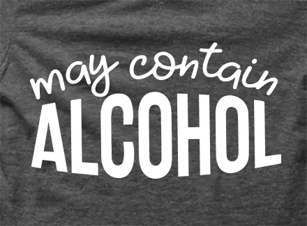Camiseta Puede-contener-alcohol-detalle