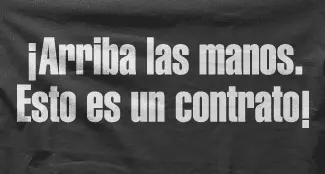 Camiseta arriba las manos-detalle