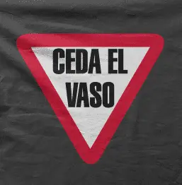 Camiseta ceda el vaso-detalle