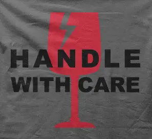 Camiseta handle with care-detalle