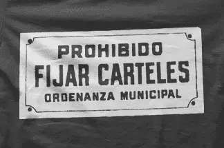 Camiseta prohibido fijar carteles-detalle