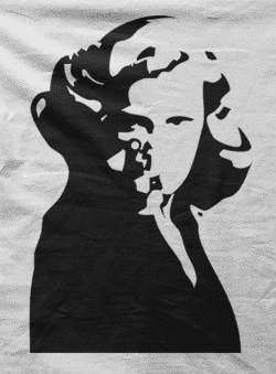 Camiseta tia con pistola-detalle